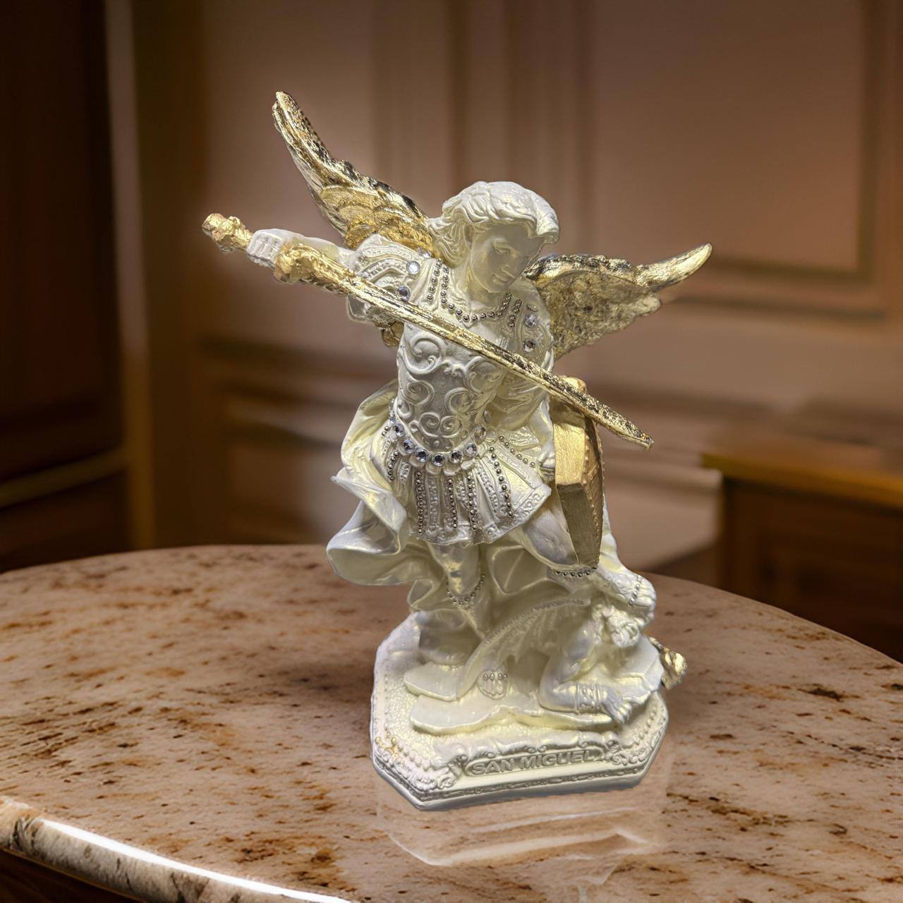 Colección de arte sacro para la protección del hogar, como arcángeles y santos.
