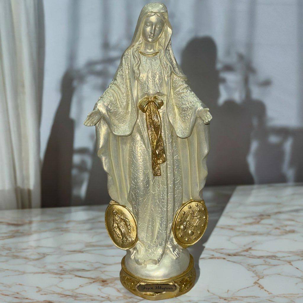 Colección de Vírgenes y advocaciones Marianas para fomentar la devoción.